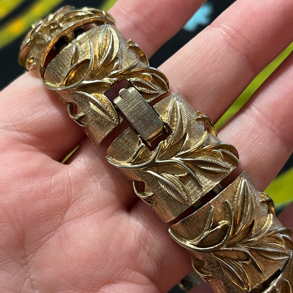 VTG Sarah Coventry Signed Golden Brocade Leaf Design Costume Jewelry Bracelet - Picture 4 of 8